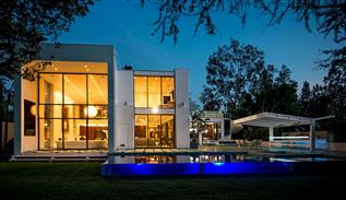 Modern house 1024 summit drive in Beverly Hills