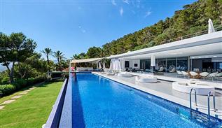 Ibiza'da süper modern villa