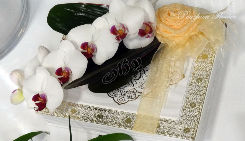 قرآن تزئین شده با گل