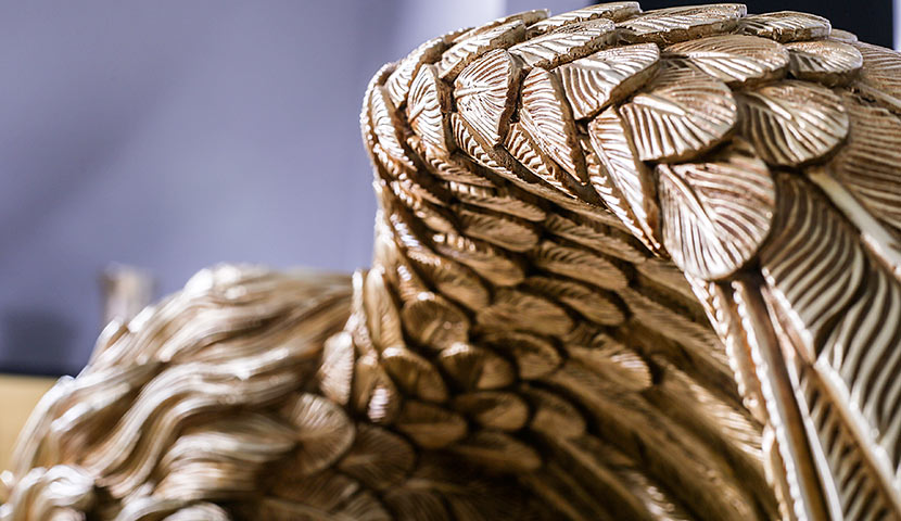 میز طرح عقاب ماهاگونی با رویه طلایی