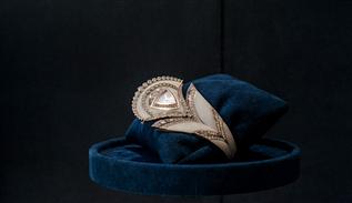 بچیران مجموعه جواهرات پر طاووس خود را معرفی می‌کند