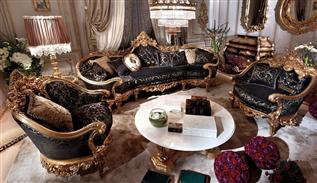 Klasik altın kanepeli ev düzeni