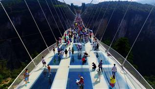 بلندترین و طولانی ترین پل شیشه ای جهان