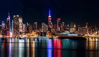 نورپردازی خیره کننده آسمان خراش های نیویورک در شب