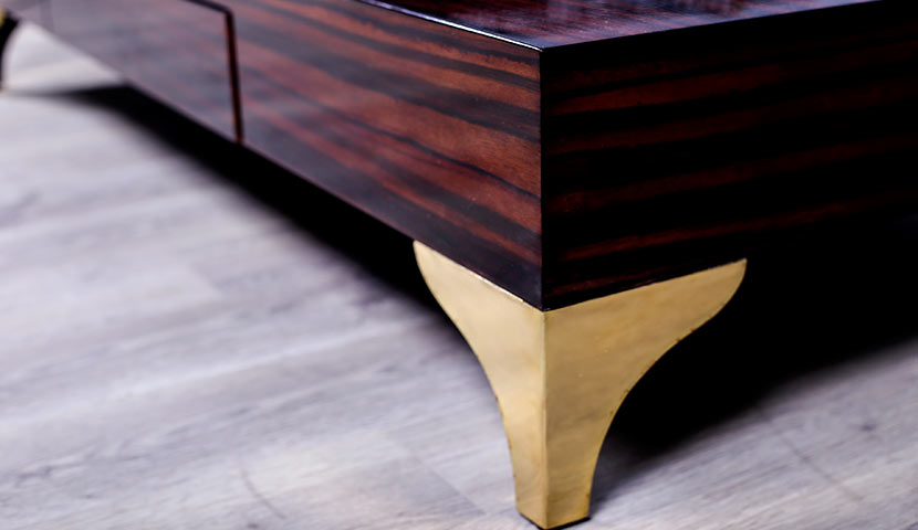 میز آبنوس با پایه طلایی