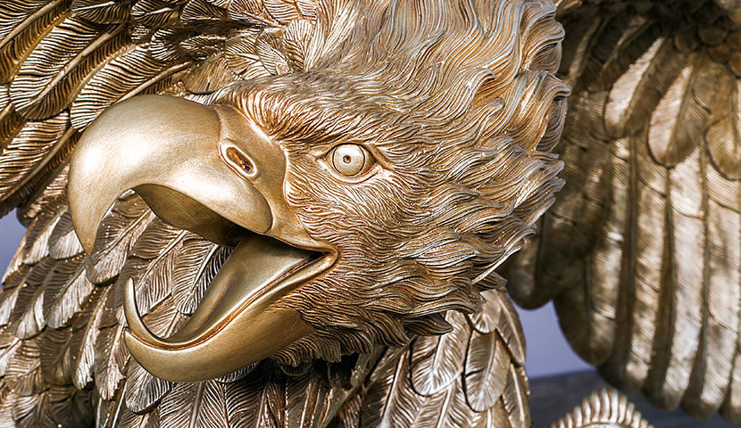میز طرح عقاب ماهاگونی با رویه طلایی