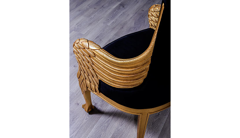 صندلی بلند طرح بال ماهاگونی با طرح طلایی