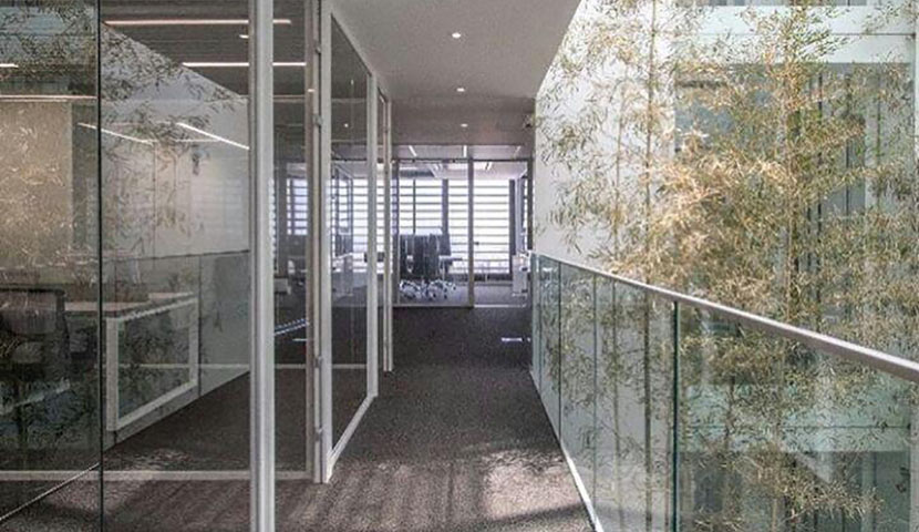 استفاده از آلومینیوم و شیشه در فضاهای اداری لوکس